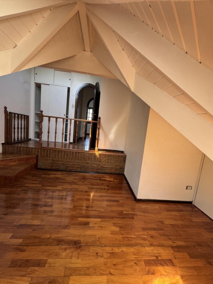 Chalet 5 Ambientes con Fondo y Piscina en Castelar Norte