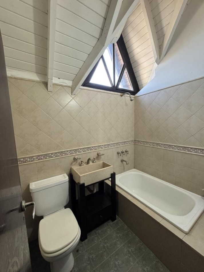 Chalet 5 Ambientes con Fondo y Piscina en Castelar Norte