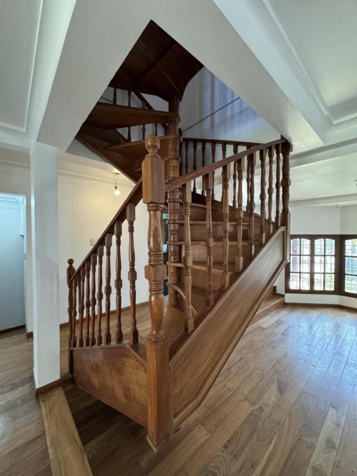 Chalet 5 Ambientes con Fondo y Piscina en Castelar Norte