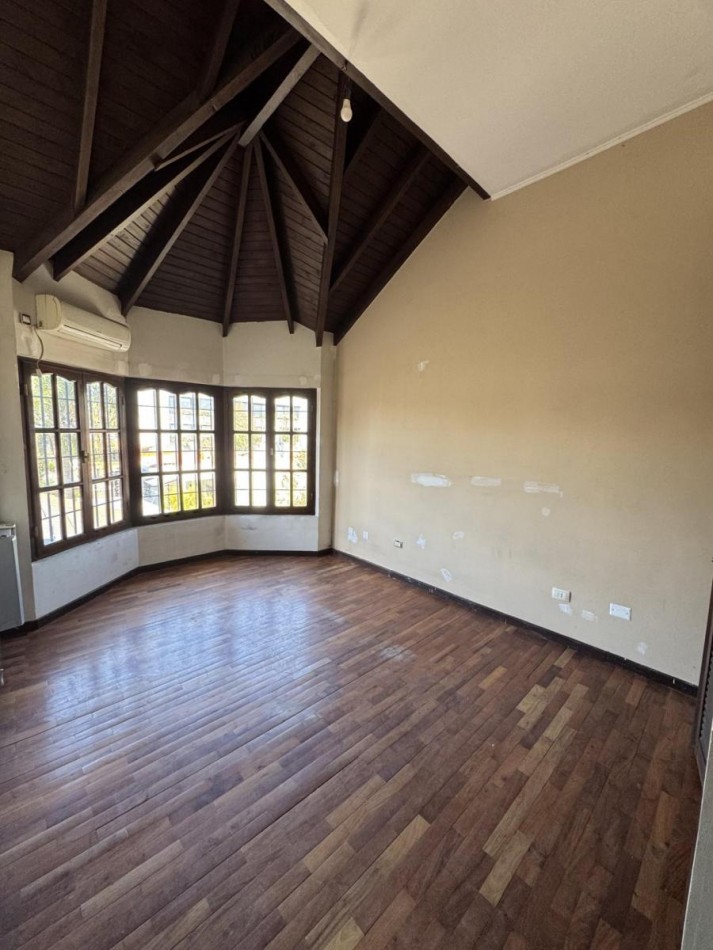 Chalet 5 Ambientes con Fondo y Piscina en Castelar Norte