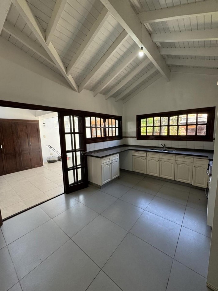 Chalet 5 Ambientes con Fondo y Piscina en Castelar Norte