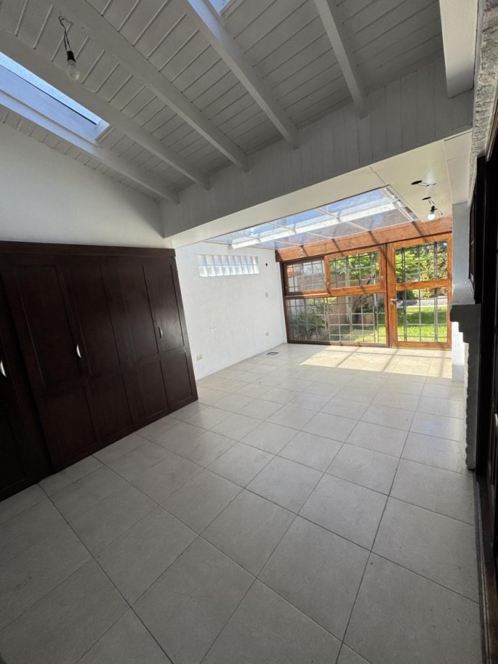 Chalet 5 Ambientes con Fondo y Piscina en Castelar Norte