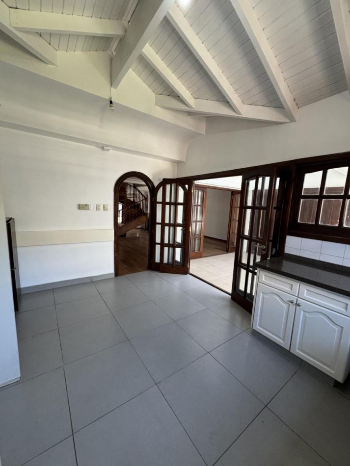 Chalet 5 Ambientes con Fondo y Piscina en Castelar Norte