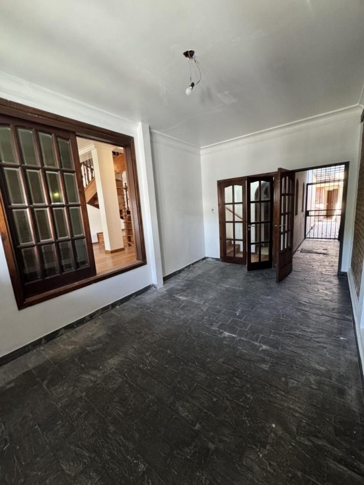 Chalet 5 Ambientes con Fondo y Piscina en Castelar Norte