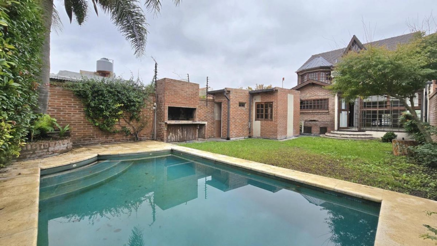 Chalet 5 Ambientes con Fondo y Piscina en Castelar Norte