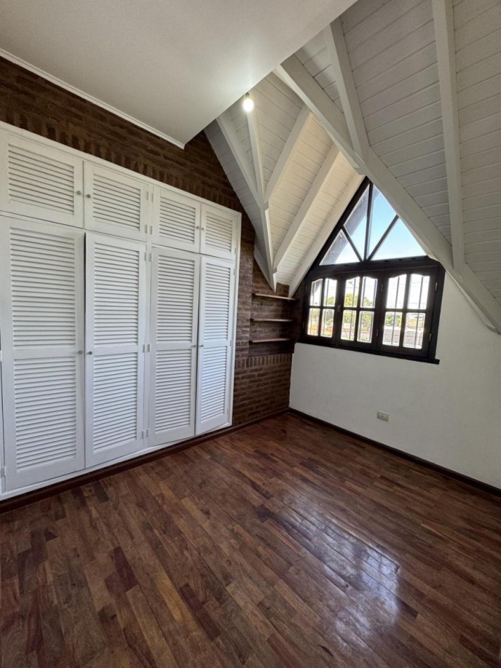 Chalet 5 Ambientes con Fondo y Piscina en Castelar Norte