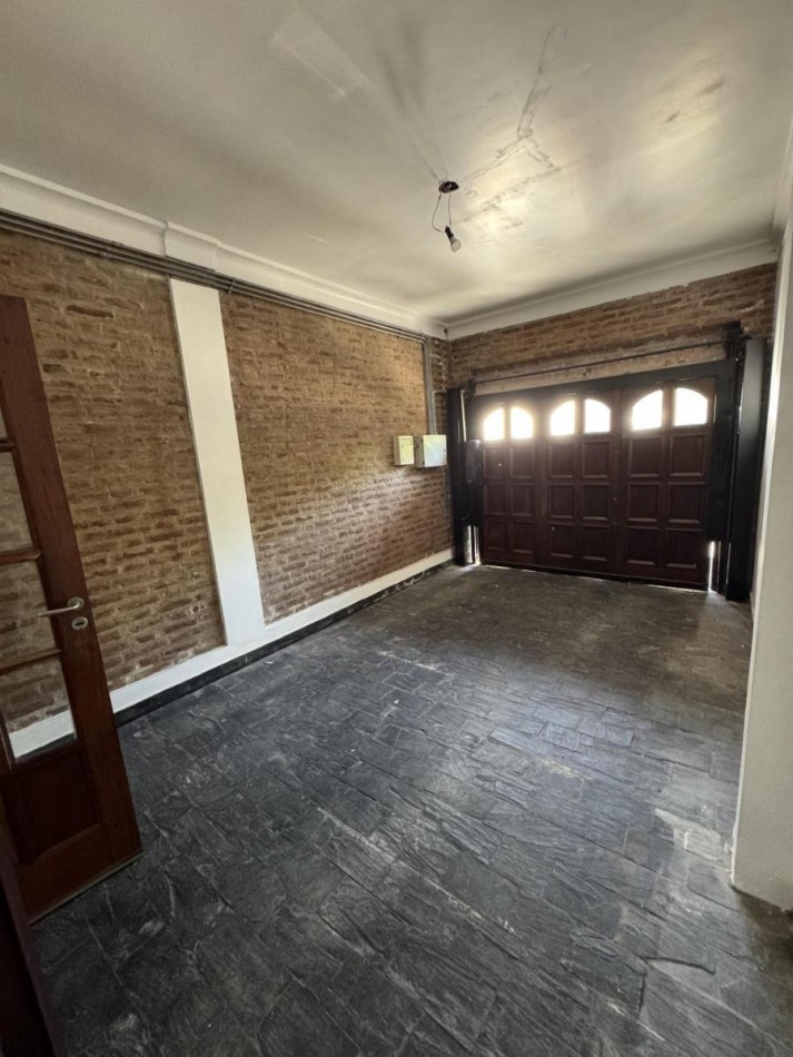 Chalet 5 Ambientes con Fondo y Piscina en Castelar Norte