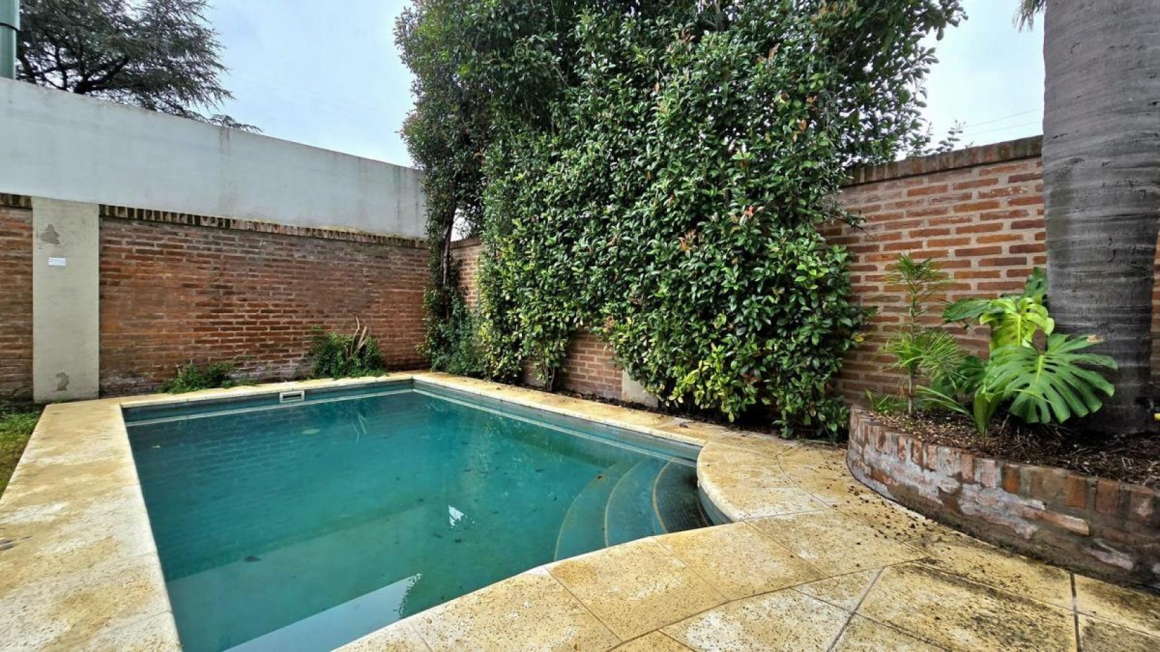 Chalet 5 Ambientes con Fondo y Piscina en Castelar Norte