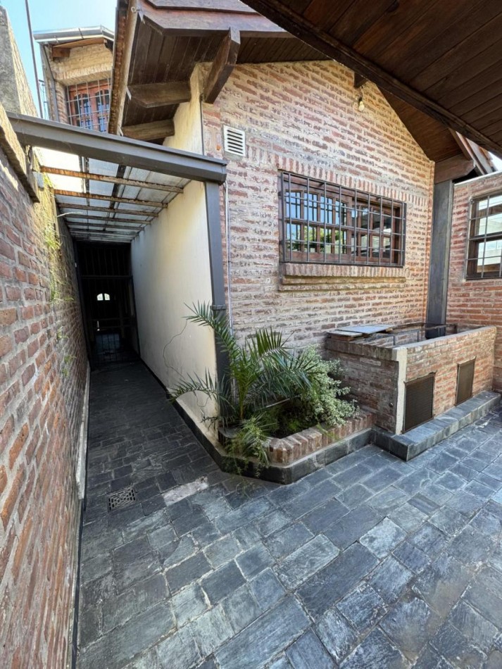 Chalet 5 Ambientes con Fondo y Piscina en Castelar Norte