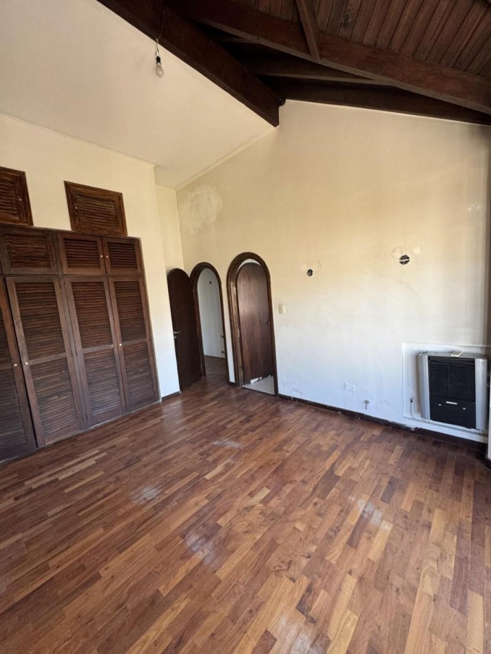 Chalet 5 Ambientes con Fondo y Piscina en Castelar Norte