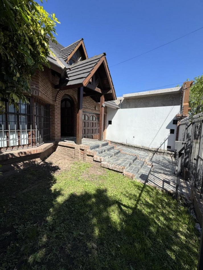 Chalet 5 Ambientes con Fondo y Piscina en Castelar Norte