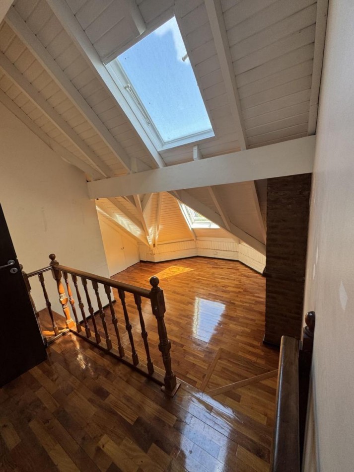 Chalet 5 Ambientes con Fondo y Piscina en Castelar Norte