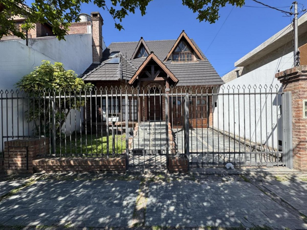 Chalet 5 Ambientes con Fondo y Piscina en Castelar Norte