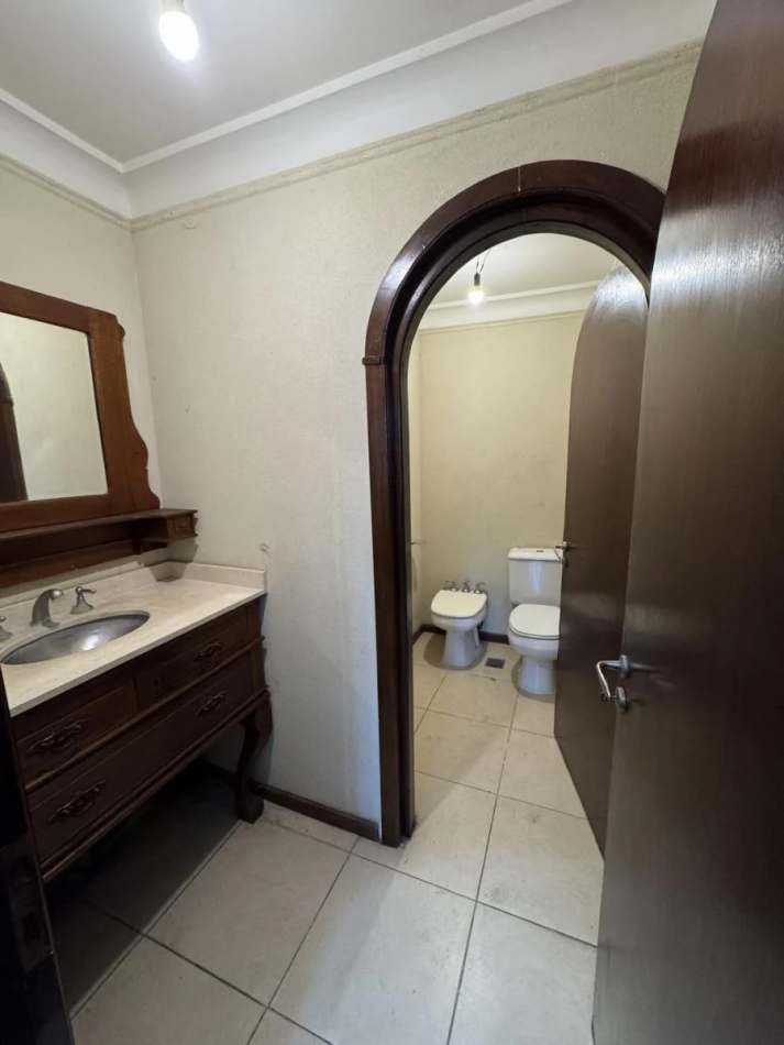 Chalet 5 Ambientes con Fondo y Piscina en Castelar Norte