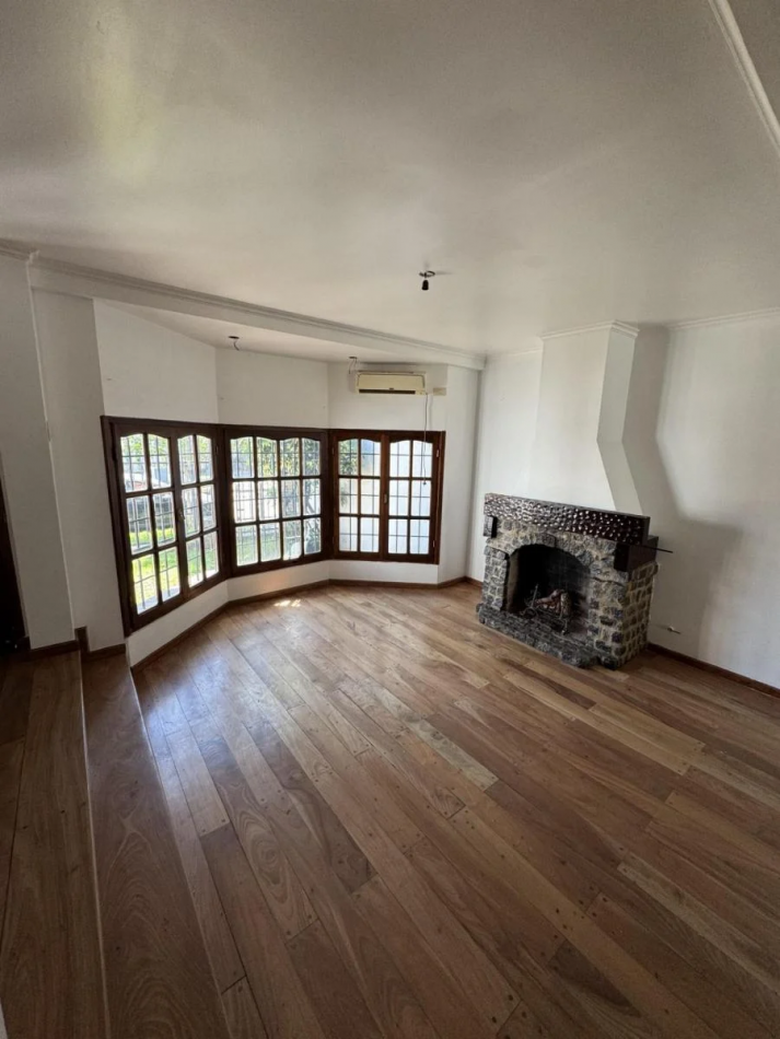 Chalet 5 Ambientes con Fondo y Piscina en Castelar Norte