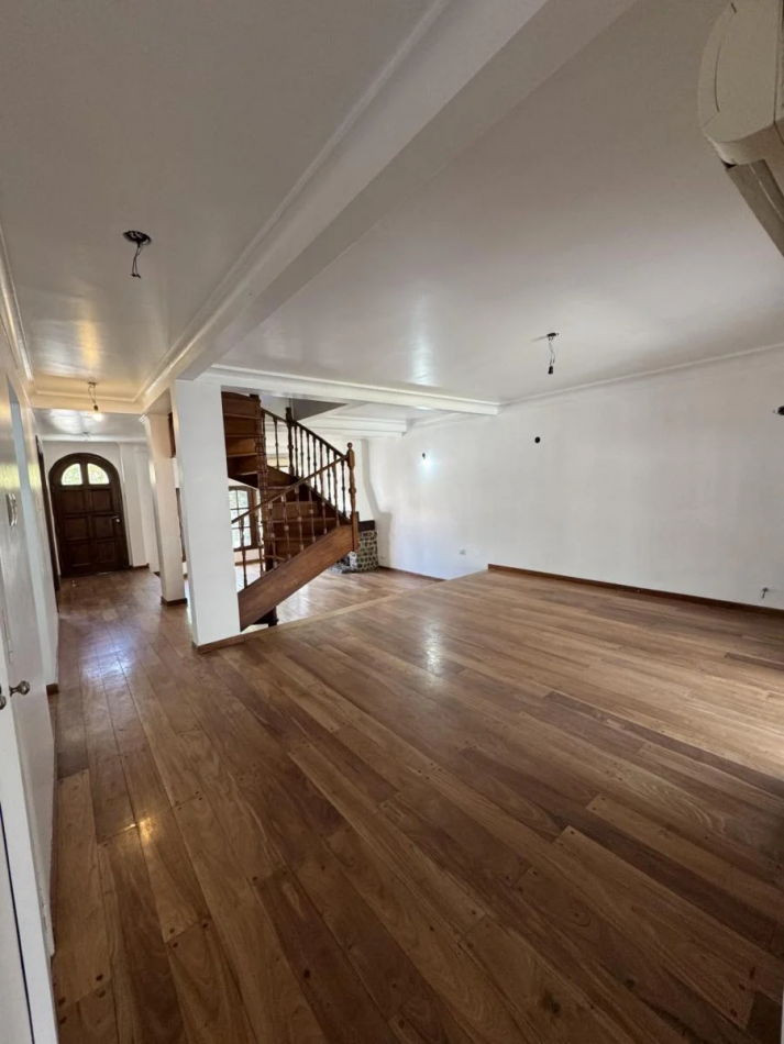 Chalet 5 Ambientes con Fondo y Piscina en Castelar Norte