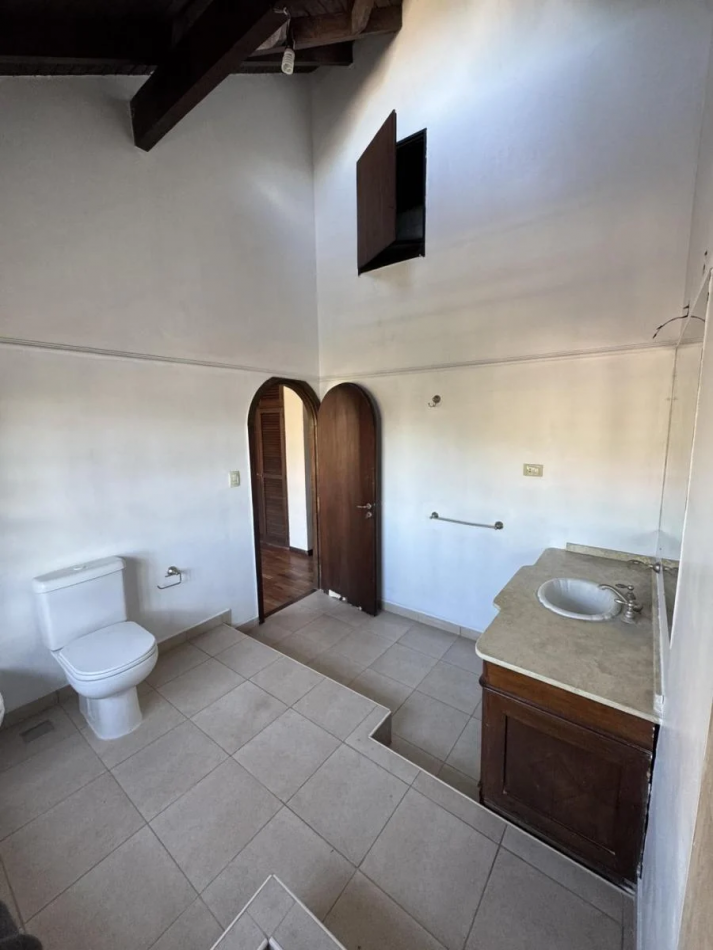 Chalet 5 Ambientes con Fondo y Piscina en Castelar Norte