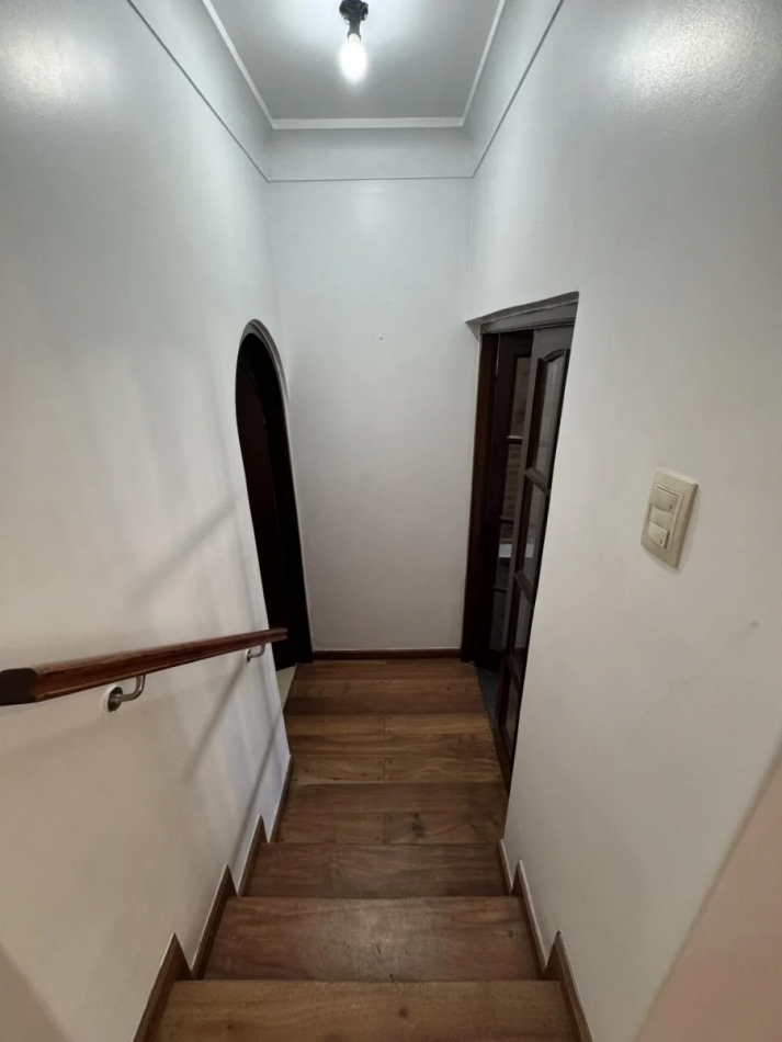 Chalet 5 Ambientes con Fondo y Piscina en Castelar Norte