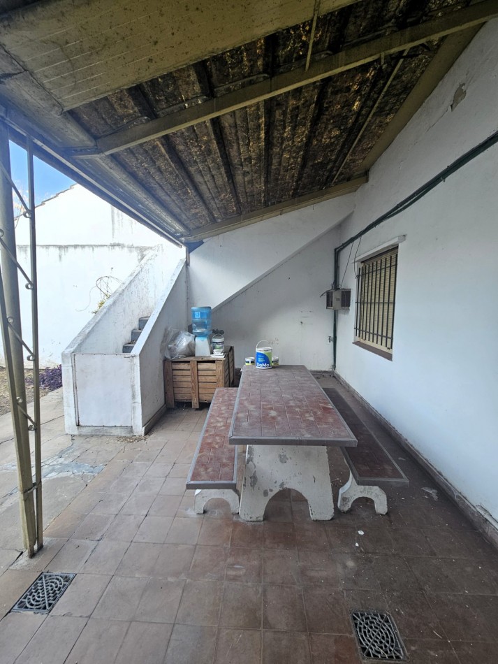 Casa 4 Ambientes C/Cochera y Fondo En Moron Sur Apto Credito
