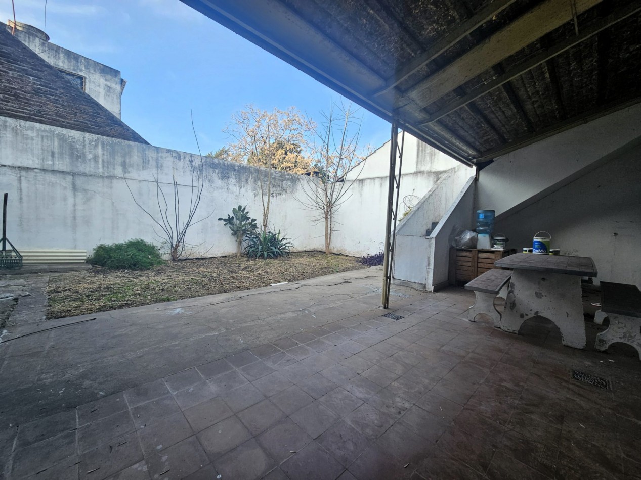 Casa 4 Ambientes C/Cochera y Fondo En Moron Sur Apto Credito