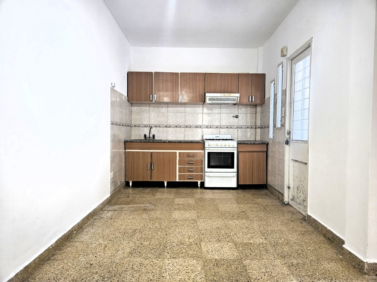 Casa 4 Ambientes C/Cochera y Fondo En Moron Sur Apto Credito