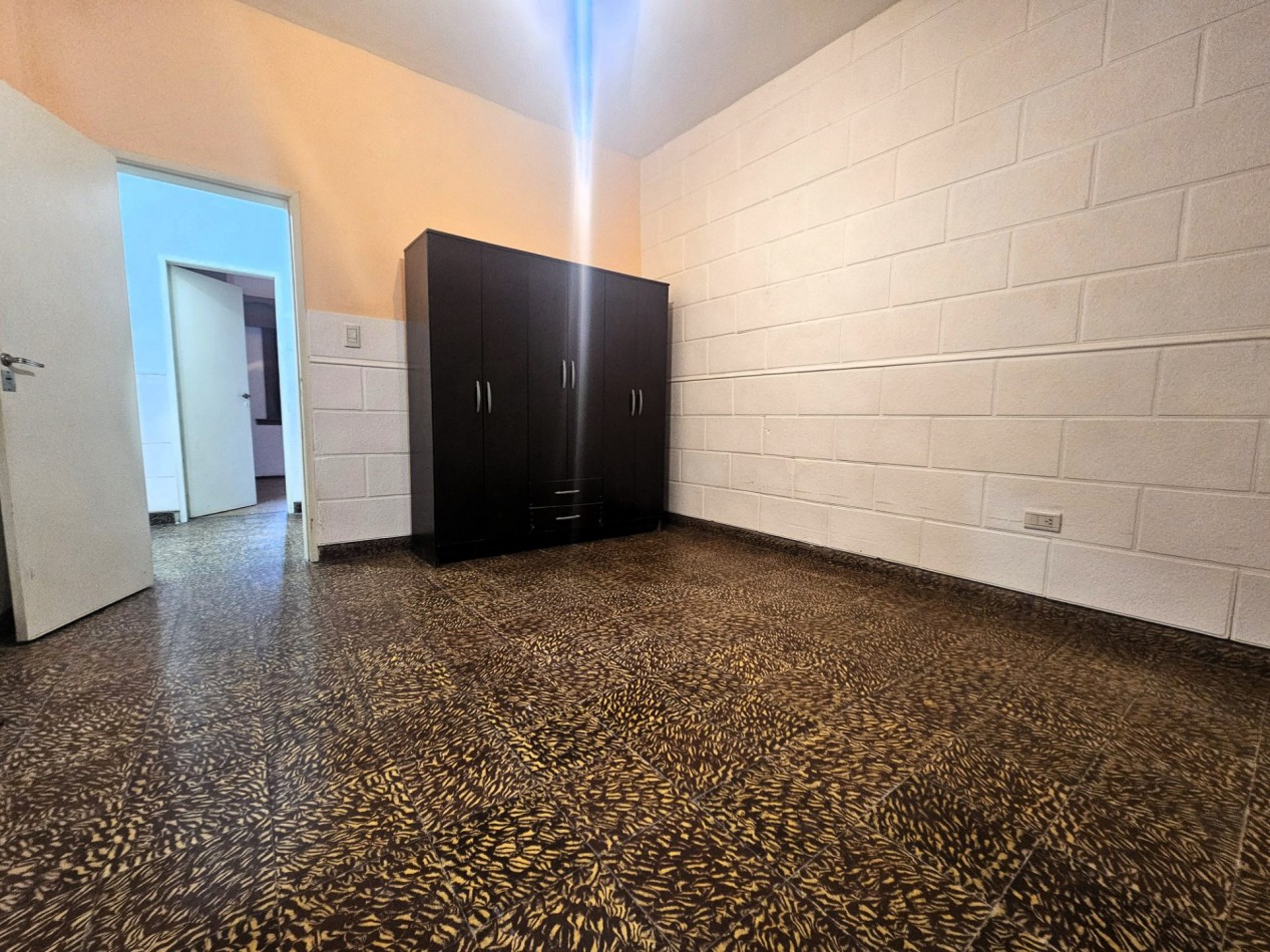 Casa 4 Ambientes C/Cochera y Fondo En Moron Sur Apto Credito
