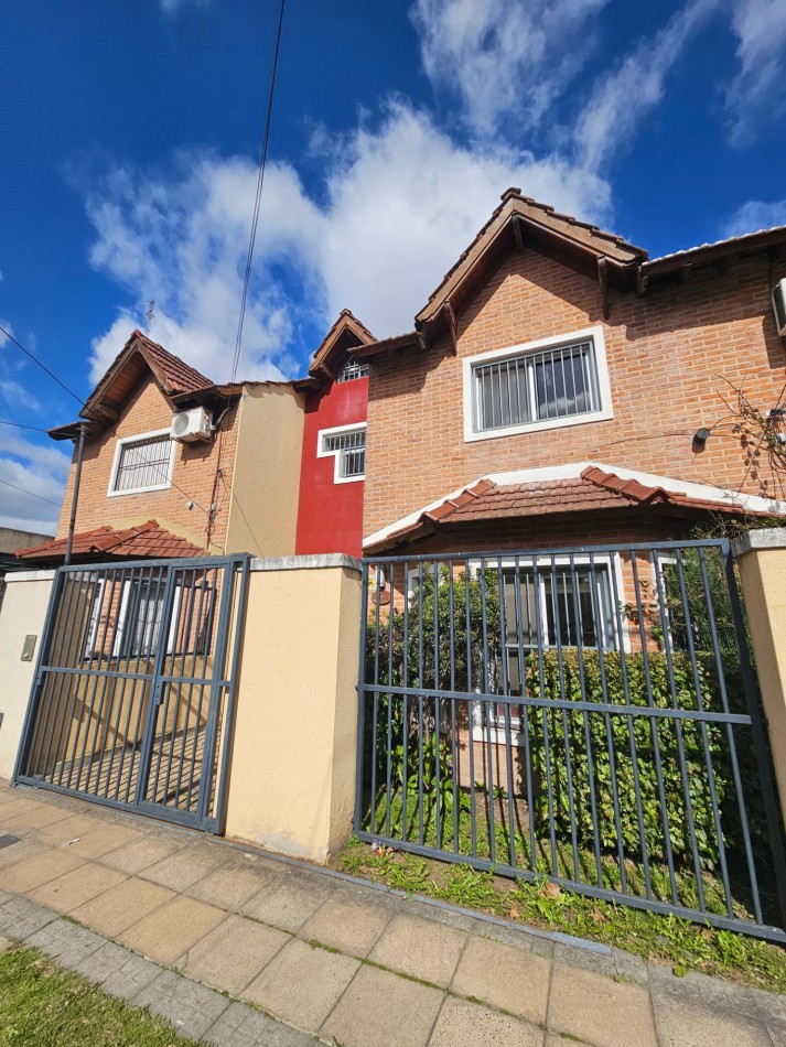 Triplex 4 Amb con Parque y Cochera en Ituzaingo Apto Credito Hipotecario
