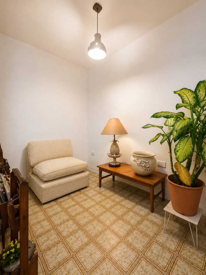 PH tipo casa de 4 ambientes con entrada independiente, cochera y amplio patio en Castelar Norte