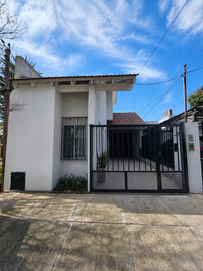 PH tipo casa de 4 ambientes con entrada independiente, cochera y amplio patio en Castelar Norte