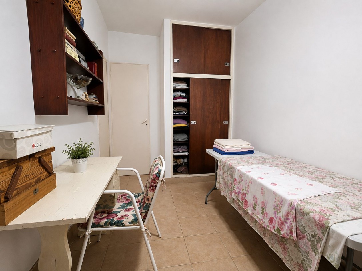 PH tipo casa de 4 ambientes con entrada independiente, cochera y amplio patio en Castelar Norte