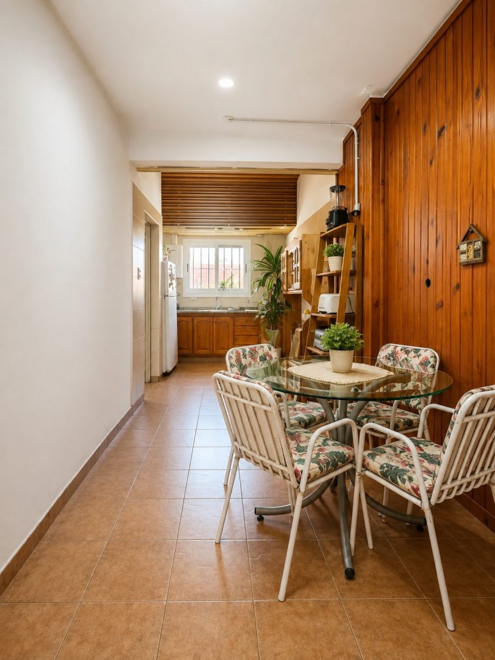 PH tipo casa de 4 ambientes con entrada independiente, cochera y amplio patio en Castelar Norte