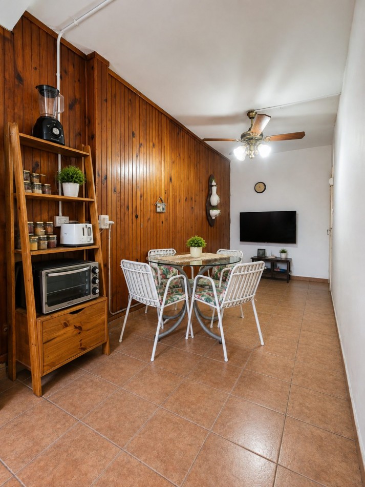 PH tipo casa de 4 ambientes con entrada independiente, cochera y amplio patio en Castelar Norte