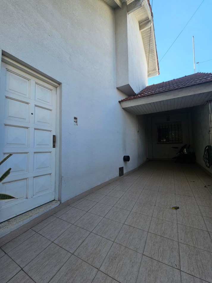 PH tipo casa de 4 ambientes con entrada independiente, cochera y amplio patio en Castelar Norte