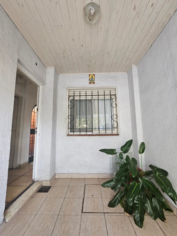 PH tipo casa de 4 ambientes con entrada independiente, cochera y amplio patio en Castelar Norte