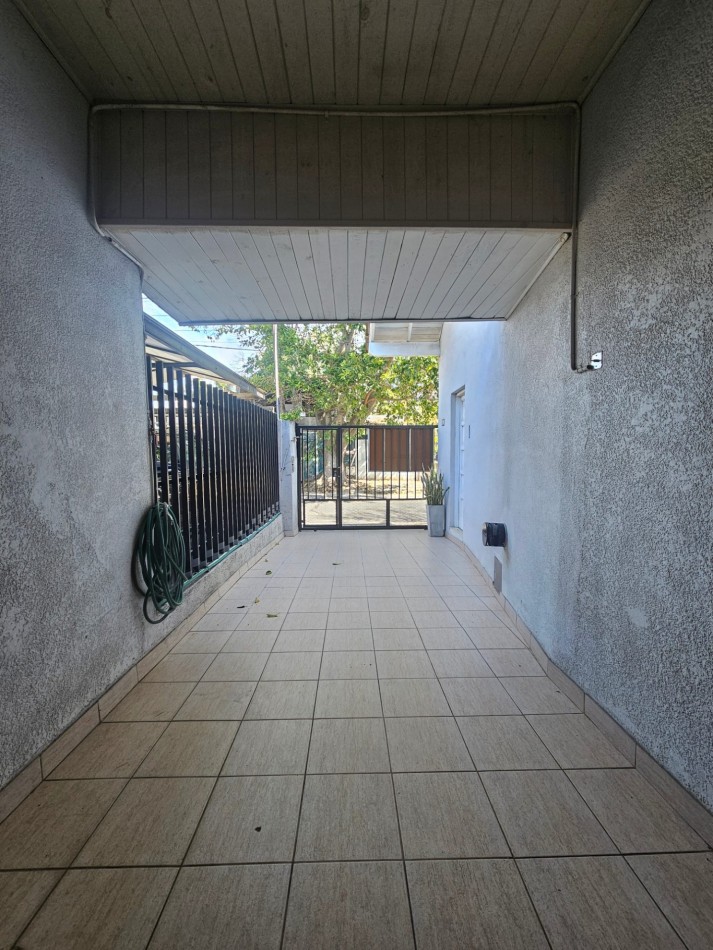 PH tipo casa de 4 ambientes con entrada independiente, cochera y amplio patio en Castelar Norte
