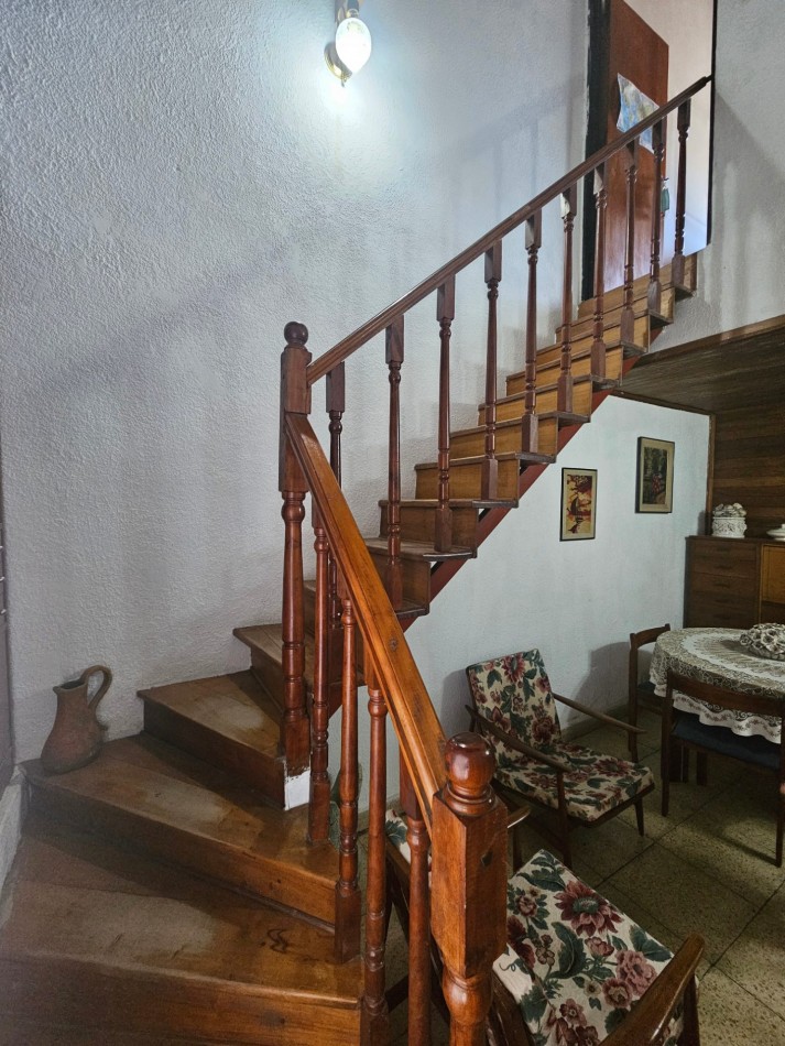PH tipo casa de 4 ambientes con entrada independiente, cochera y amplio patio en Castelar Norte