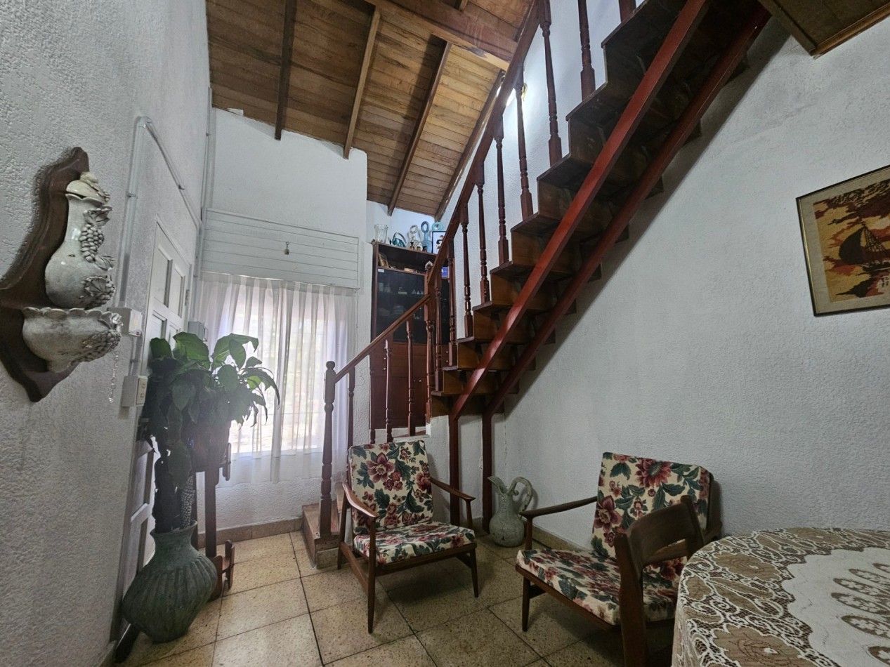 PH tipo casa de 4 ambientes con entrada independiente, cochera y amplio patio en Castelar Norte