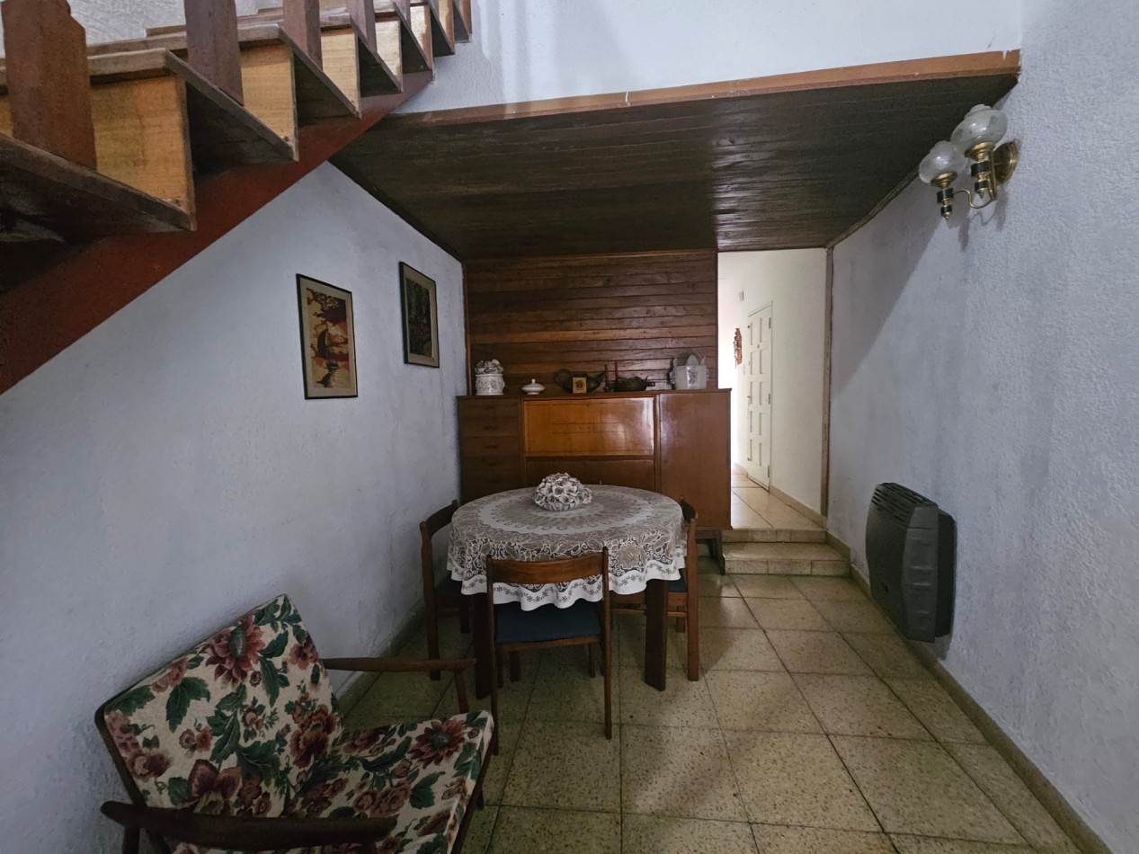 PH tipo casa de 4 ambientes con entrada independiente, cochera y amplio patio en Castelar Norte