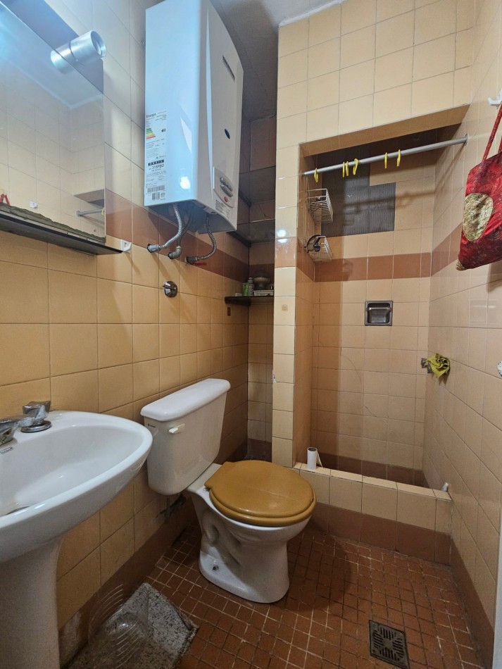 PH tipo casa de 4 ambientes con entrada independiente, cochera y amplio patio en Castelar Norte