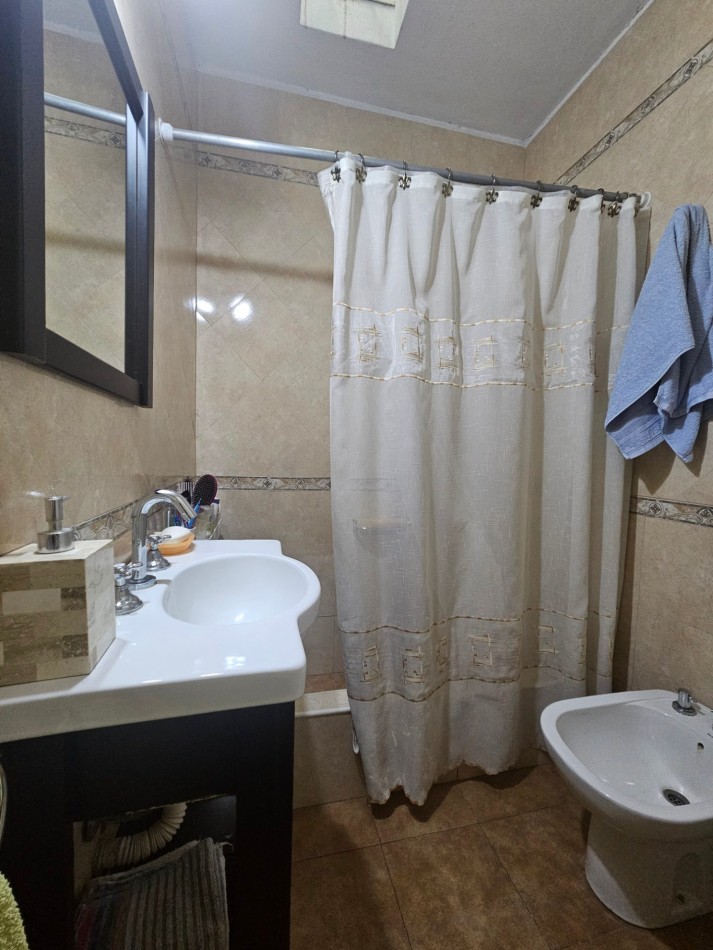 PH tipo casa de 4 ambientes con entrada independiente, cochera y amplio patio en Castelar Norte
