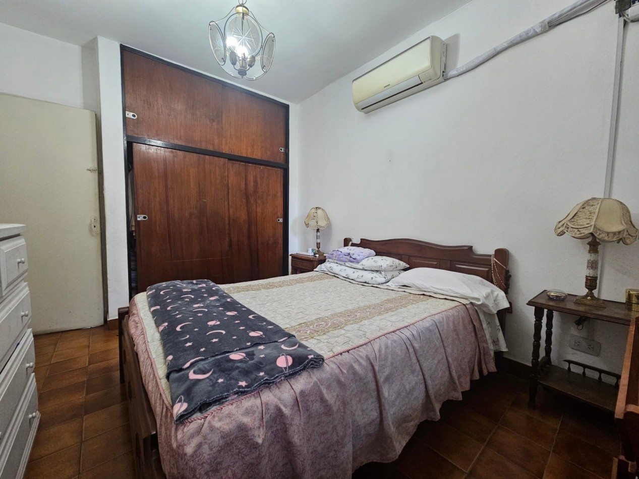 PH tipo casa de 4 ambientes con entrada independiente, cochera y amplio patio en Castelar Norte