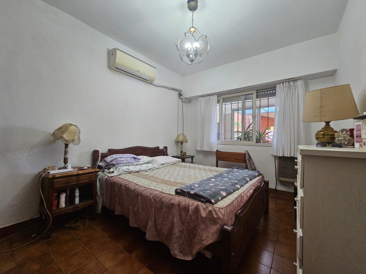 PH tipo casa de 4 ambientes con entrada independiente, cochera y amplio patio en Castelar Norte