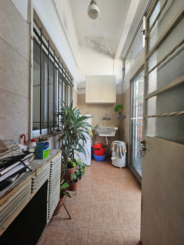 PH tipo casa de 4 ambientes con entrada independiente, cochera y amplio patio en Castelar Norte