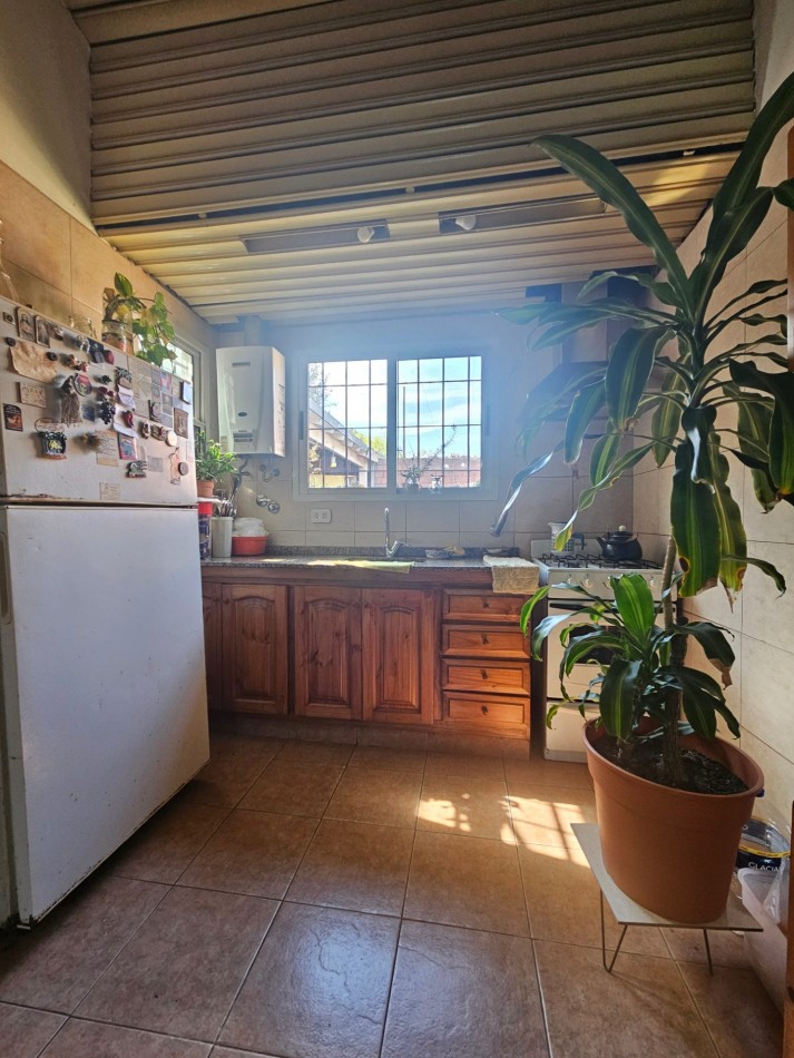PH tipo casa de 4 ambientes con entrada independiente, cochera y amplio patio en Castelar Norte