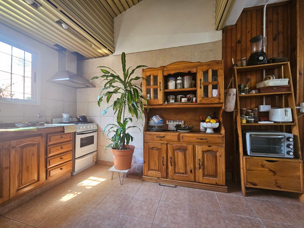 PH tipo casa de 4 ambientes con entrada independiente, cochera y amplio patio en Castelar Norte