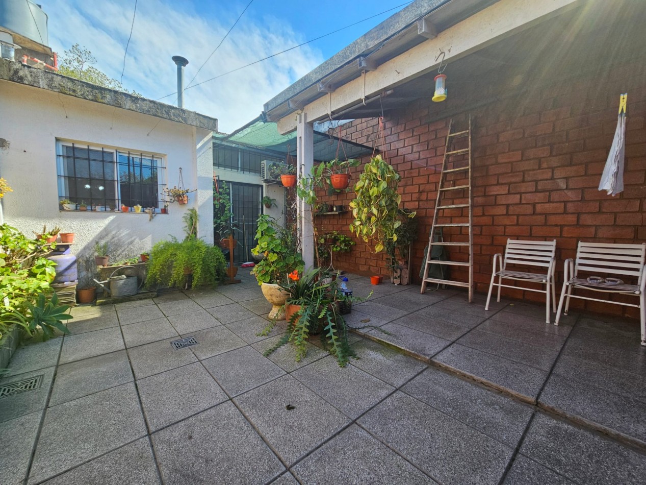 PH tipo casa de 4 ambientes con entrada independiente, cochera y amplio patio en Castelar Norte