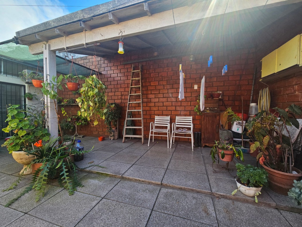 PH tipo casa de 4 ambientes con entrada independiente, cochera y amplio patio en Castelar Norte
