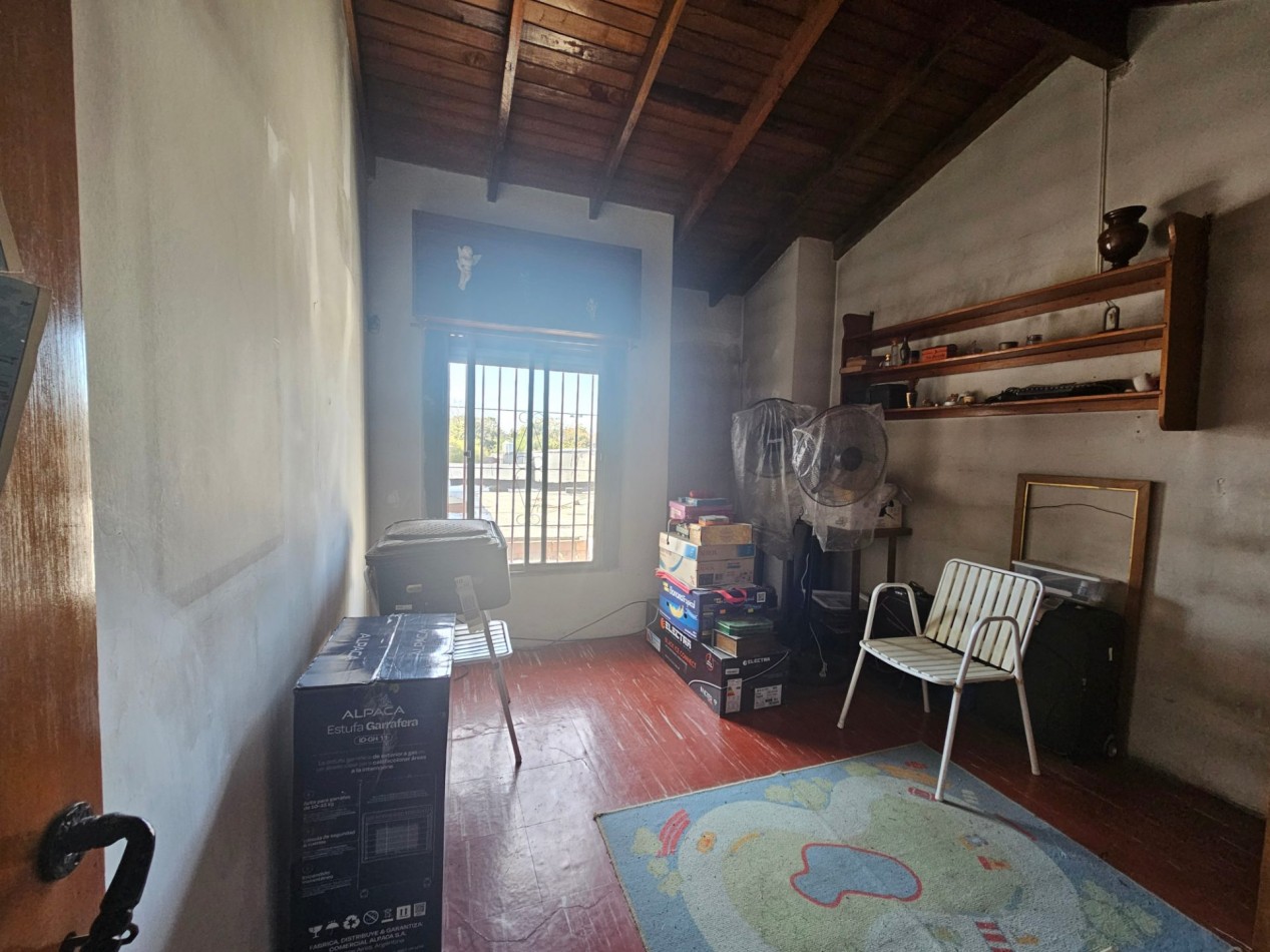 PH tipo casa de 4 ambientes con entrada independiente, cochera y amplio patio en Castelar Norte