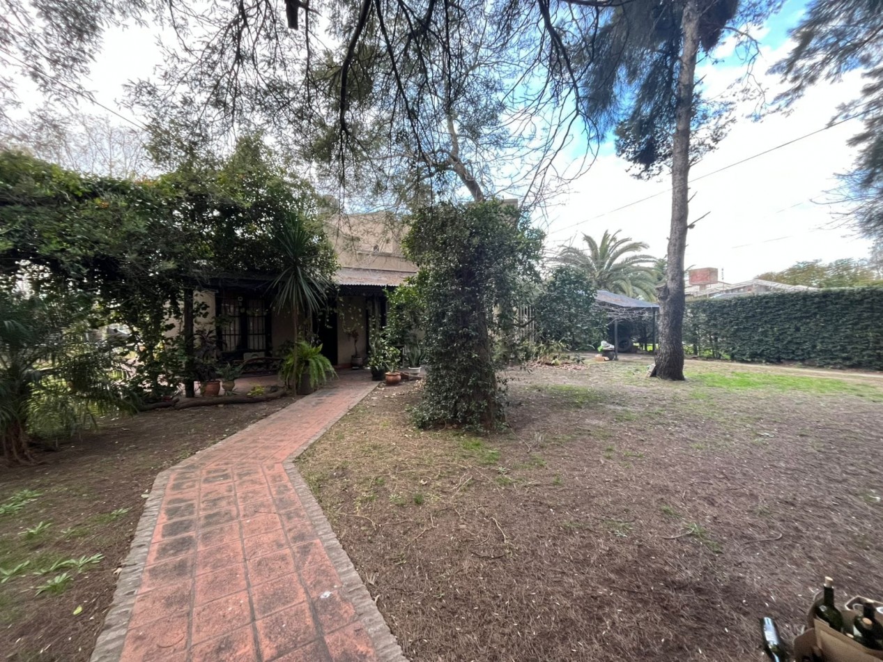 GRAN LOTE EN ESQUINA DE 1.120 M² CON CHALET - IDEAL INVERSORES Y DESARROLLADORES | ITUZAINGO NORTE
