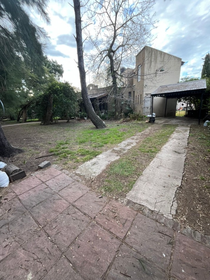GRAN LOTE EN ESQUINA DE 1.120 M² CON CHALET - IDEAL INVERSORES Y DESARROLLADORES | ITUZAINGO NORTE